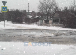 Сильный порыв трубопровода на проспекте Чернокозова в Шахтах