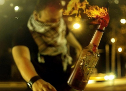 В Шахтах неизвестный в маске пытался сжечь машину такси