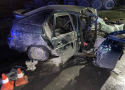 Водитель и 2 пассажира «двенашки» госпитализированы в результате столкновения с грузовиком в Шахтах