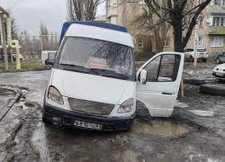 Газель провалилась в яму на дороге в поселке Артем в Шахтах