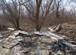 Неизвестный сваливает мусор с КАМАЗа: район 17 школы в Мирном пытаются превратить в свалку