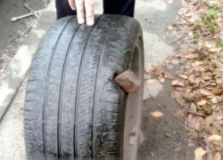 Водители в Шахтах пробивают колеса из-за щебня на улице Калинина