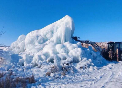 Водоканал добрался до арт-объекта в виде глыб льда в Шахтах