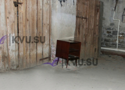 Шахтинцы пожаловались на вонь из подвала, а прокуратура возбудила дело на жильцов из-за тумбочки