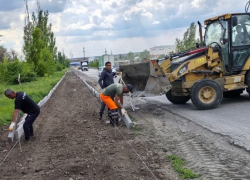 Продолжается строительство тротуара вдоль дороги по улице Доронина