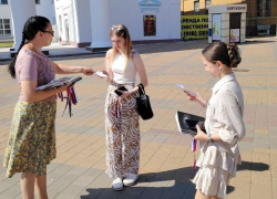 Шахтинцам раздали ленточки в цветах российского флага