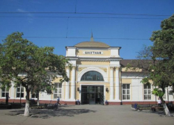 На железнодорожном вокзале в Шахтах женщина попала под поезд