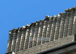 Кирпичи падают с крыши многоквартирного дома по улице Ворошилова в Шахтах