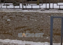 Канализационное болото образовалось на поселке Нежданная у церкви в Шахтах