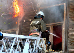 В Шахтах на Калинина загорелся барак: пожар потушили за 15 минут