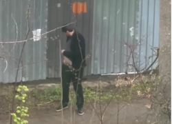 Неизвестный мужчина вкалывает себе что-то и выбрасывает использованные шприцы на территорию детского сада №78 в Шахтах