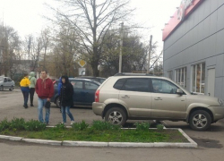 В Шахтах автоледи на внедорожнике выехала на тротуар и сбила 13-летнюю девочку