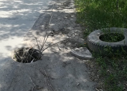 Коварные обочины с открытыми люками поджидают автомобили и пешеходов в Шахтах