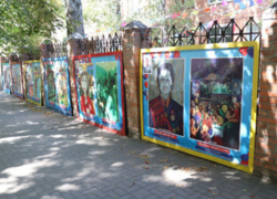 Новые работы юных художников украсили проспект Пушкина в Шахтах 