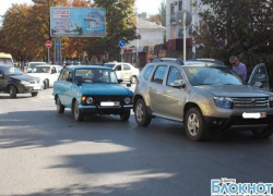 В Шахтах в час пик возле перекрестка столкнулись два автомобиля