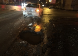 В центре Шахт "Мазда" пробила колесо, въехав в яму глубиной 19 см