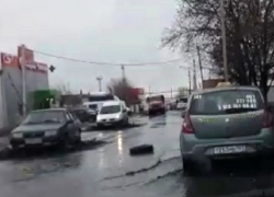 Выбоины на выезде из Шахт обозначили старыми шинами