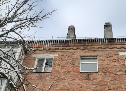 Осторожно, сосульки: на крышах многоэтажек стремительно тает снег, превращаясь в угрожающие ледяные копья