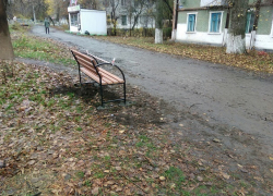 Лавочки в Шахтах установили, но тротуары сделать забыли