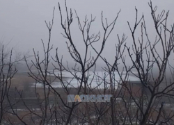 Прорыв трубы затопил поле на улице Фадеева в Шахтах