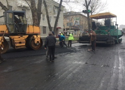 Укладывают асфальт в дождь на проспекте Чернокозова в Шахтах