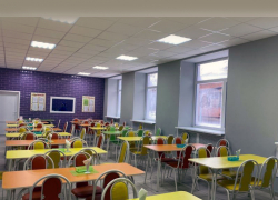 Не так масштабно, как в артемовском лицее, но и ученики школы на Новостройке питаются в отремонтированной столовой