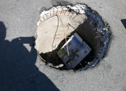 Машины попадают в ловушки из сломанных люков, брошенных дорожниками на проспекте Чернокозова в Шахтах