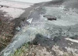 Канализационный водопад затапливает переулок Милиционный в Шахтах