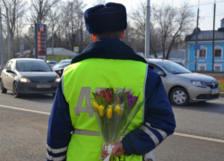 «...дарю Вам цветочек»: полицейские поздравили автоледи с 8 марта