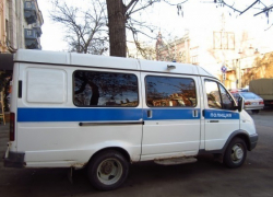 В Шахтах водитель мотоцикла догнал на светофоре полицейскую «Газель»