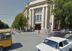 Полиция оцепила здание бывшего универмага на проспекте Победы Революции в Шахтах