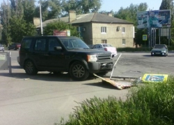 В Шахтах на перекрестке джип врезался в «Ладу-Гранту» и снес дорожный знак