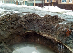 Котлован с водой оставил водоканал на улице 8 марта в Шахтах
