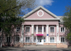 Капитальный ремонт фасада здания училища №36 в Шахтах запланировали сделать до конца сентября