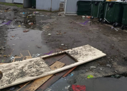 Канализация на улице Красинской в Шахтах затапливает подвалы жилых домов