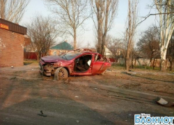 На улице Шишкина иномарка врезалась в столб 