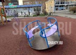 Подростки сломали новую карусель в центре Шахт