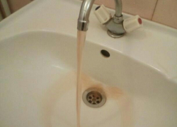 В шахтинской гинекологии из крана течёт ржавая вода