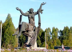 Колоссальный памятник ткачихе грозит гибелью и травмами жителям Шахт