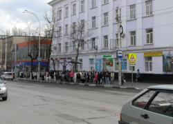 С остановки не уехать, транспорт ждем по 20 минут, приходится тратиться на такси