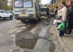 Потоки канализации залили конечную остановку общественного транспорта в Шахтах