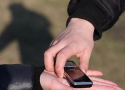 В Шахтах на улице Халтурина грабитель взял у прохожего телефон для срочного звонка и убежал
