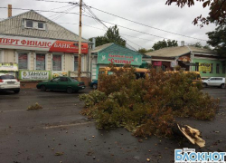 В Шахтах коммунальные службы до сих пор не могут устранить последствия разгулявшейся стихии
