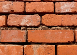 Рабочим кирпичного завода в Шахтах не выплатили 7 миллионов рублей