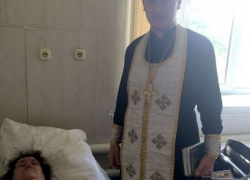 Шахтинские священники поддерживают пострадавших в ДТП пассажиров автобуса