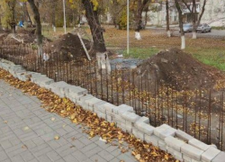 Затянулись работы по установке ограждения вокруг больницы скорой помощи в Шахтах