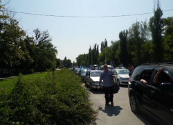 "Расплескалась синева по беретам" участников автопробега в Шахтах и отдаленных поселках города