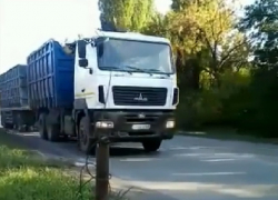 Тяжелые летящие большегрузы и пешеходы делят неосвещенные улицы в Шахтах