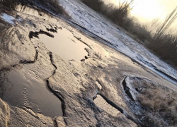 Яма на Машзаводе в Шахтах создает проблемы с движением 