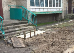  В топкое болото превратился подъезд к многоквартирному дому в Шахтах